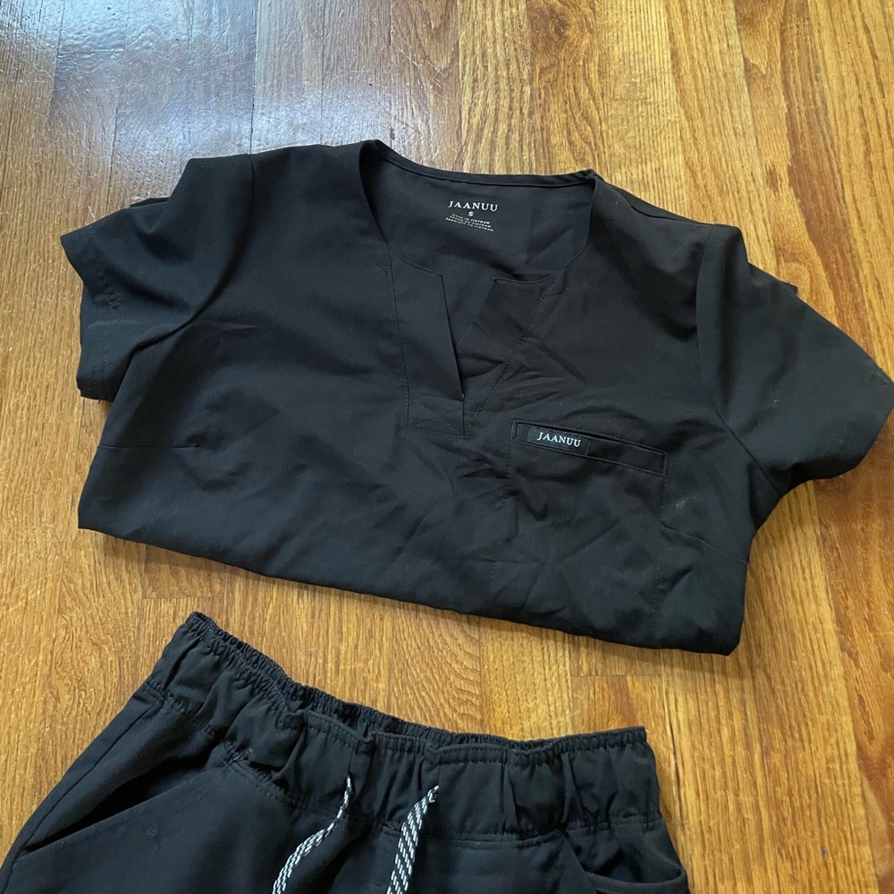 Jaanuu scrub set.